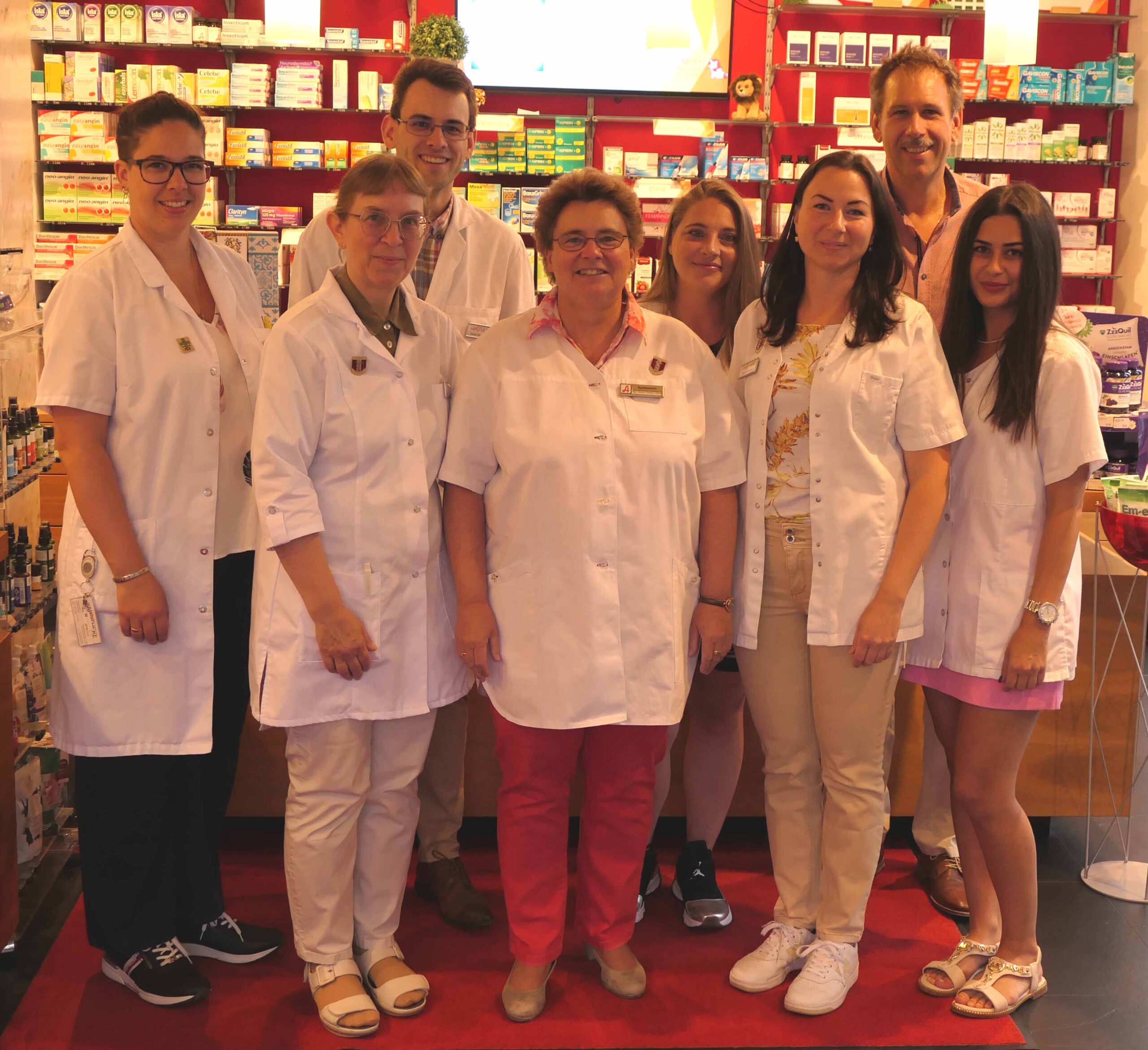 P1111775_bearbeitet_red Abbildung zeigt Mitarbeiter der Apotheke Ebenfurth im Tara Raum