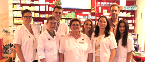 Die Apotheke Ebenfurth: Abbildung zeigt Mitarbeiter der Apotheke Ebenfurth in den Verkaufsraum.