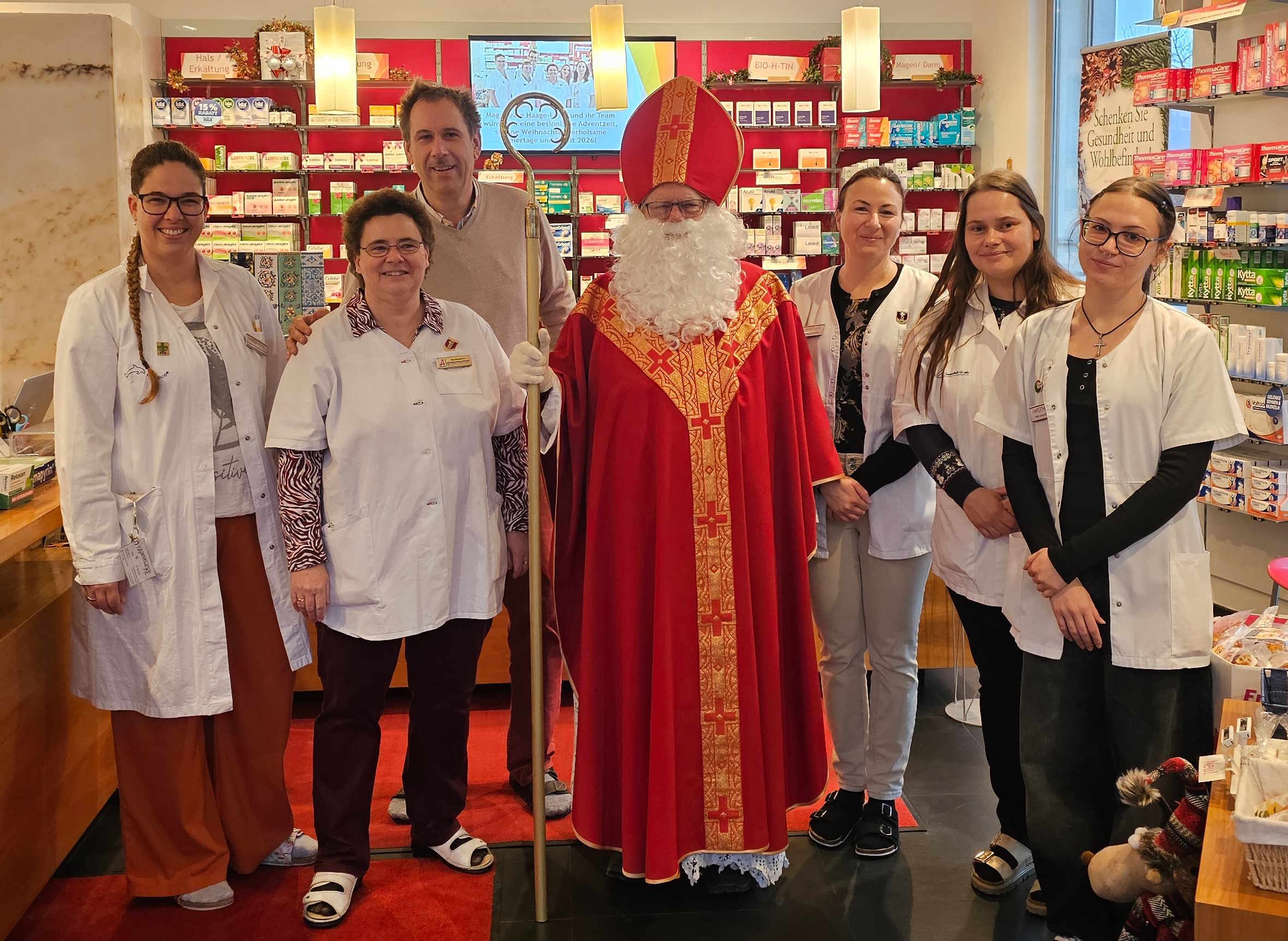 Abbildung zeigt Mitarbeiter der Apotheke Ebenfurth mit Nikolo im Tararaum