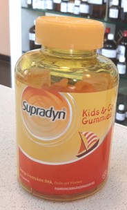 Abbilung zeigt orange-gelbe Flache von Supradyn Kids & Co Gummies / Immun Gummies in der Apotheke Ebenfurth